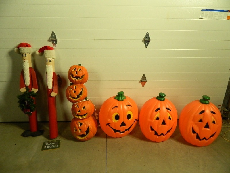 lot 175 image: Holiday Decor