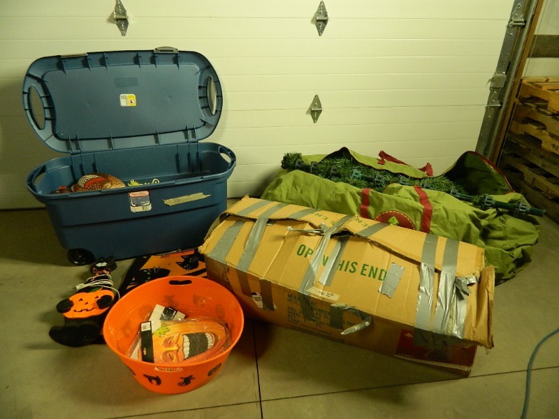 lot 182 image: Holiday Decor