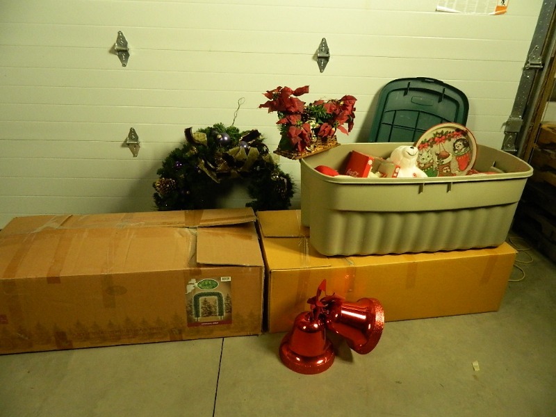 lot 183 image: Holiday Decor