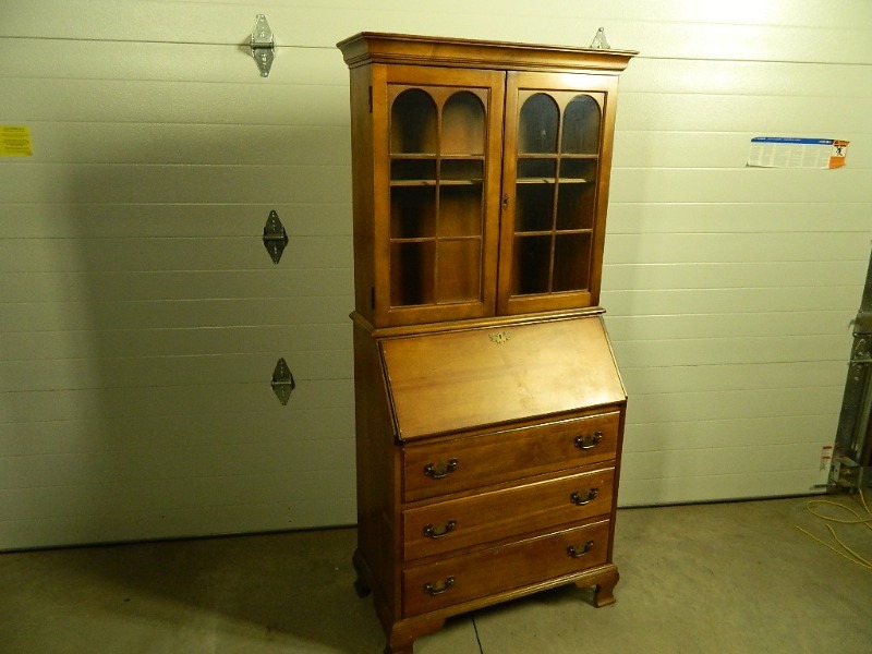 lot 186 image: Hutch  Mail Desk