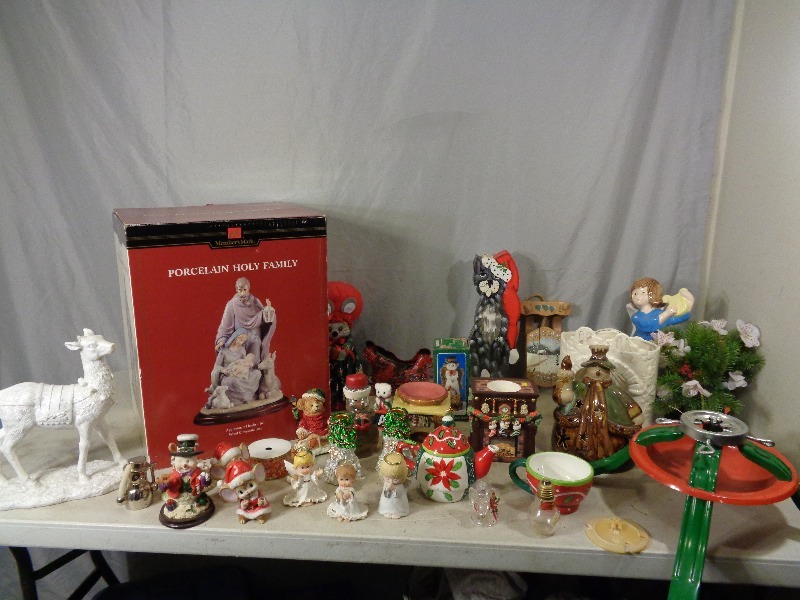 lot 205 image: 16 Porcelain Holy Family and Holiday Decor