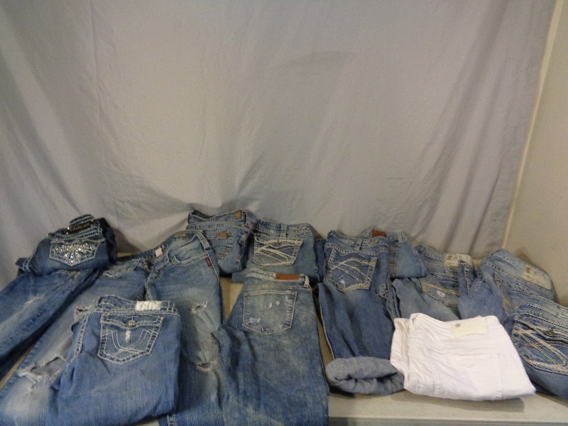 lot 212 image: Expensive Jeans