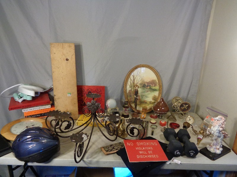 lot 218 image: Household and Decor Items