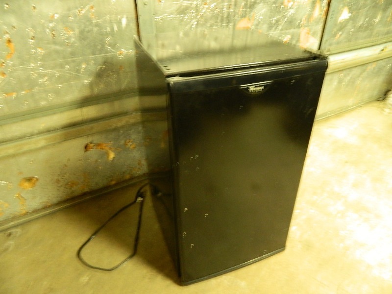 lot 189 image: Whirlpool Mini Refrigerator