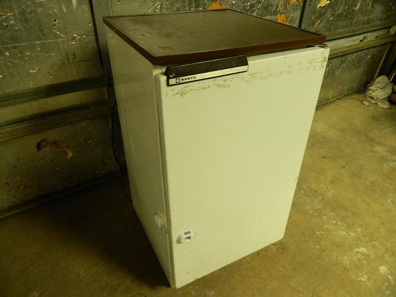 lot 190 image: Sanyo Mini Refrigerator