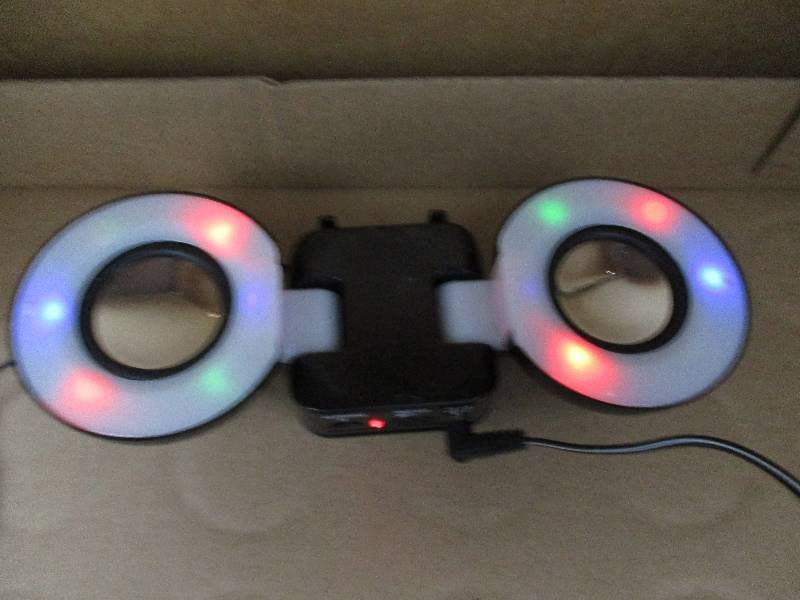 lot 20 image: CDRadio Alarm Clock & (2) Speakers