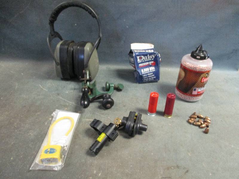 lot 38 image: Ammo & Gear