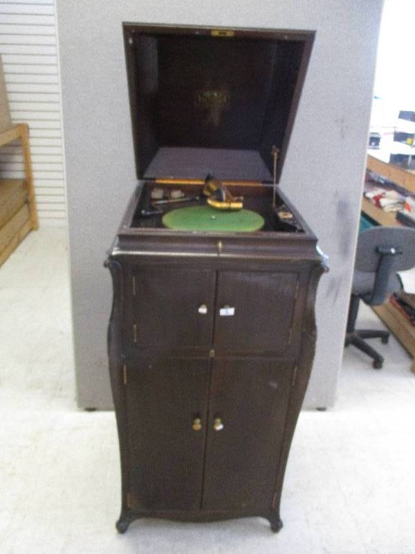 lot 1 image: Antique Victrola Record Player with Records