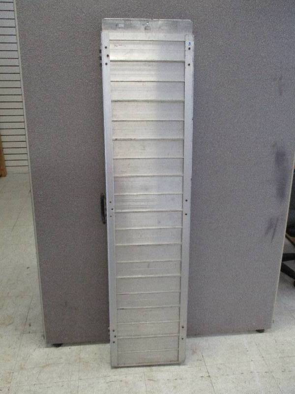lot 3 image: Suitcase Ramp