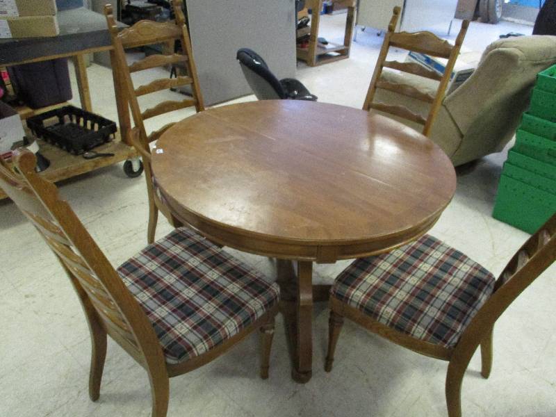 lot 60 image: Oak Table & Chairs