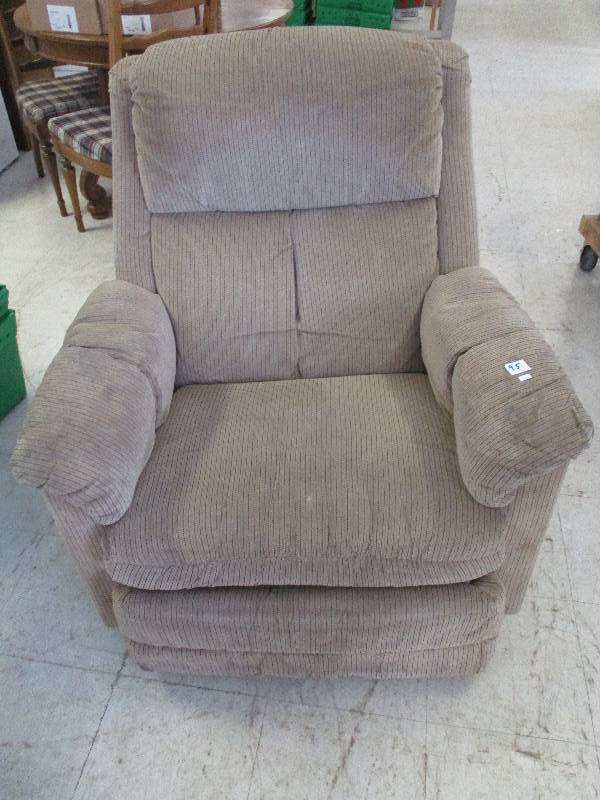 lot 95 image: Swivel RockerRecliner Chair