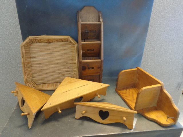 lot 136 image: Wood Wall Decor & Wicker Tray