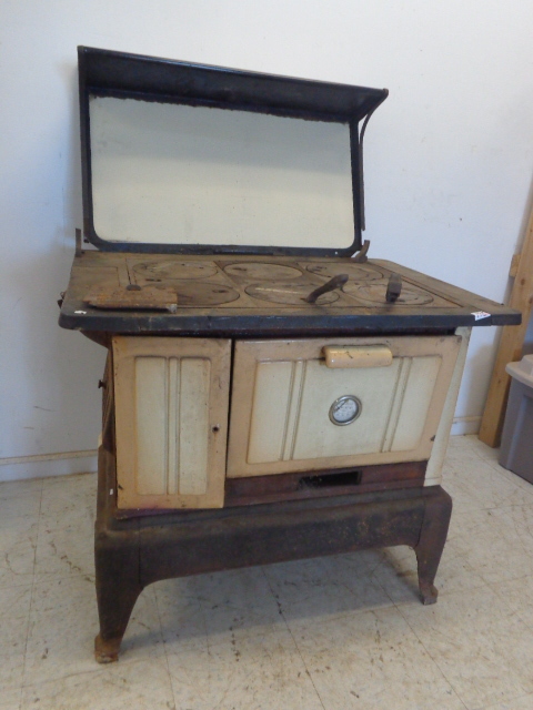 lot 141 image: Wood Stove