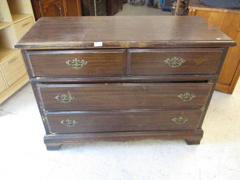 lot 172 image: 3 Drawer Wood Dresser