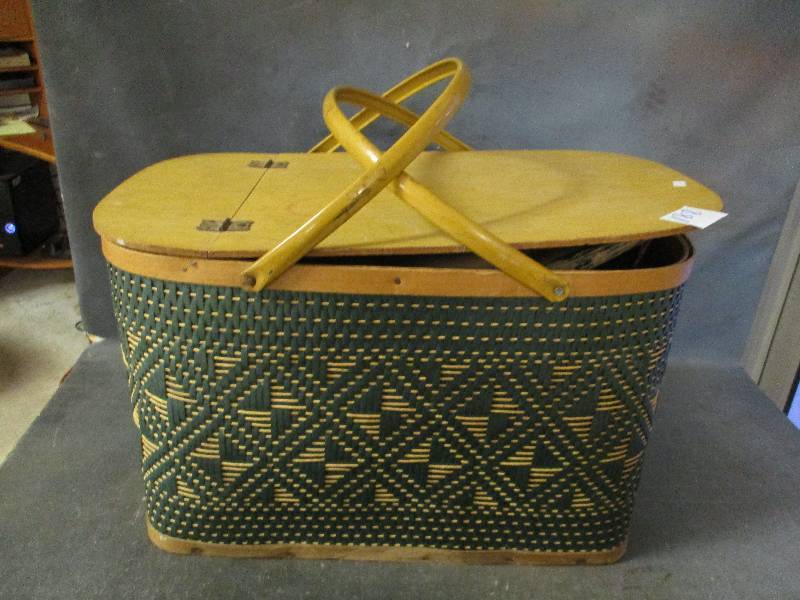 lot 188 image: Picnic Basket & BBQ Items