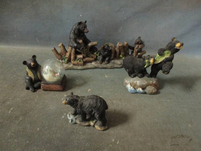 lot 200 image: 4 Bear Figurines