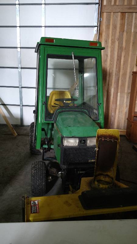 John Deere 425 with cab and snow blower