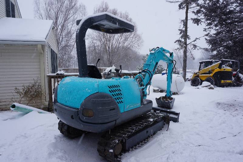 lot 2 image: Early 2000 Kobelco 035 Coupe Mini Tracked Excavator
