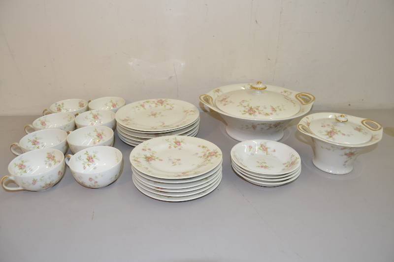 lot 107 image: Haviland Dishes Set