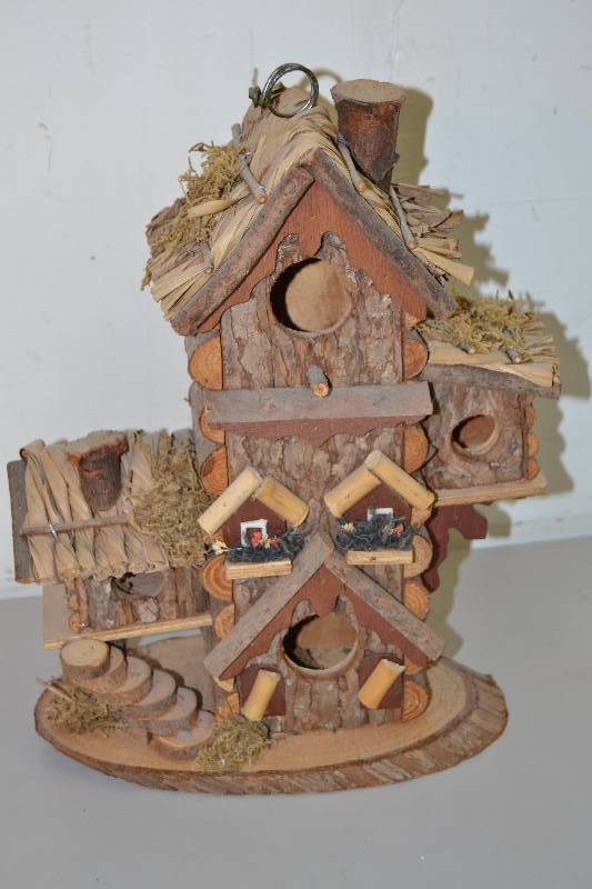 lot 108 image: Bird house