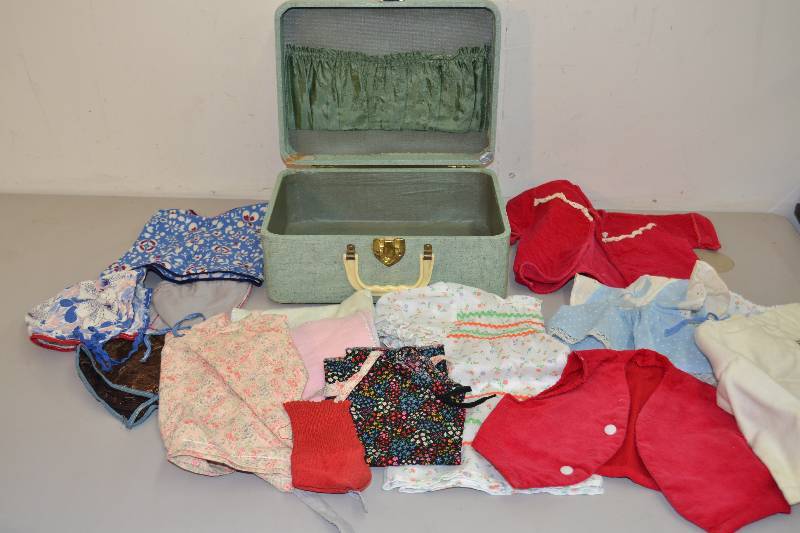 lot 110 image: Vintage Childrens Suitcase
