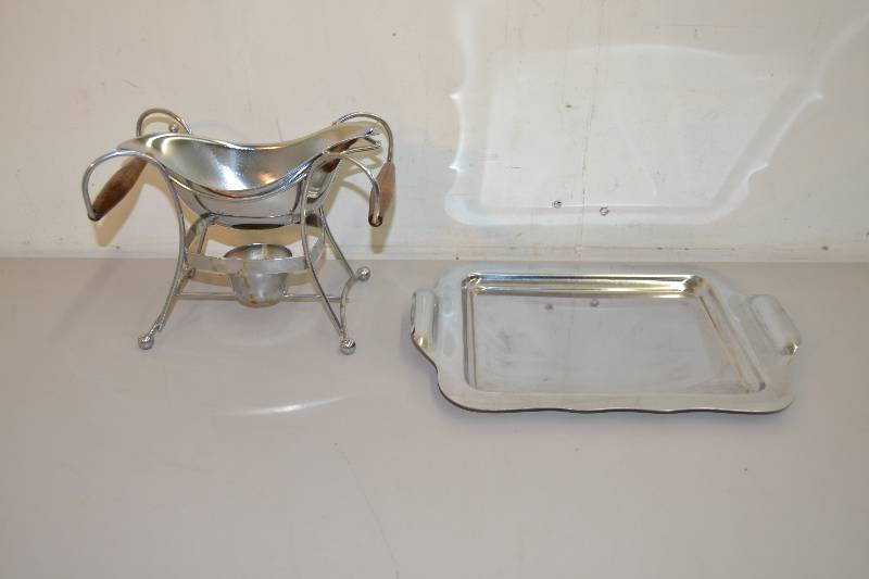 lot 113 image: Gravy Boat and Tray