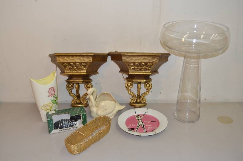 lot 160 image: Home decor