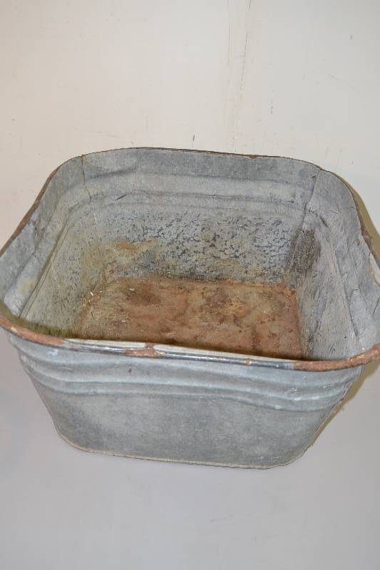 lot 165 image: Galvanized tub