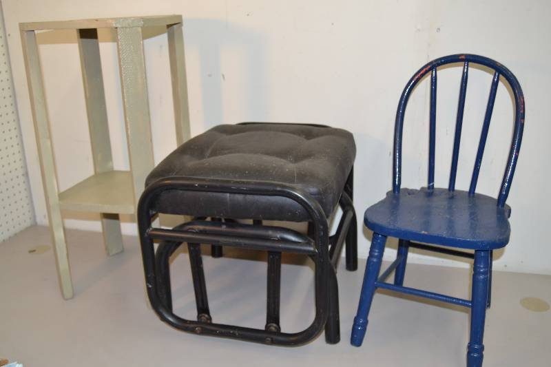 lot 172 image: Furniture