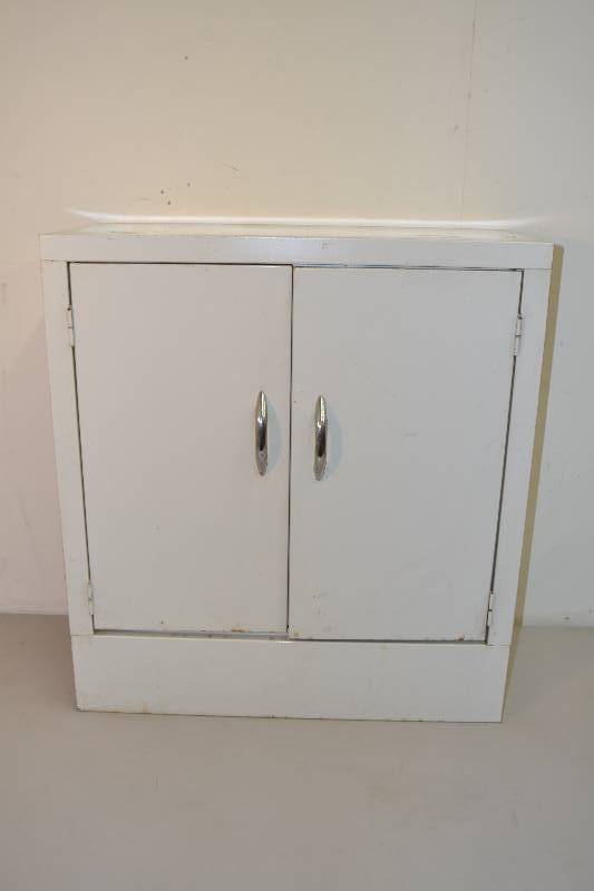 lot 173 image: Metal Cabinet
