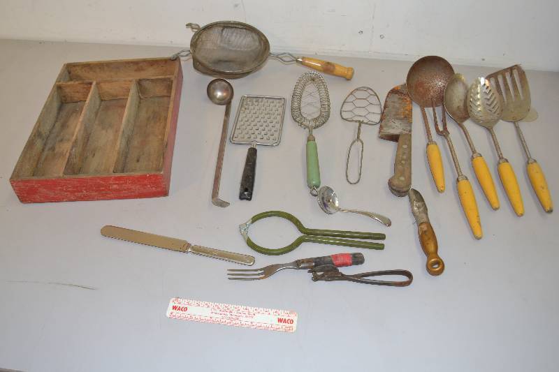 lot 6 image: Vintage kitchen Utensils