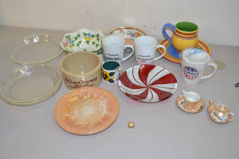 lot 16 image: Dishware