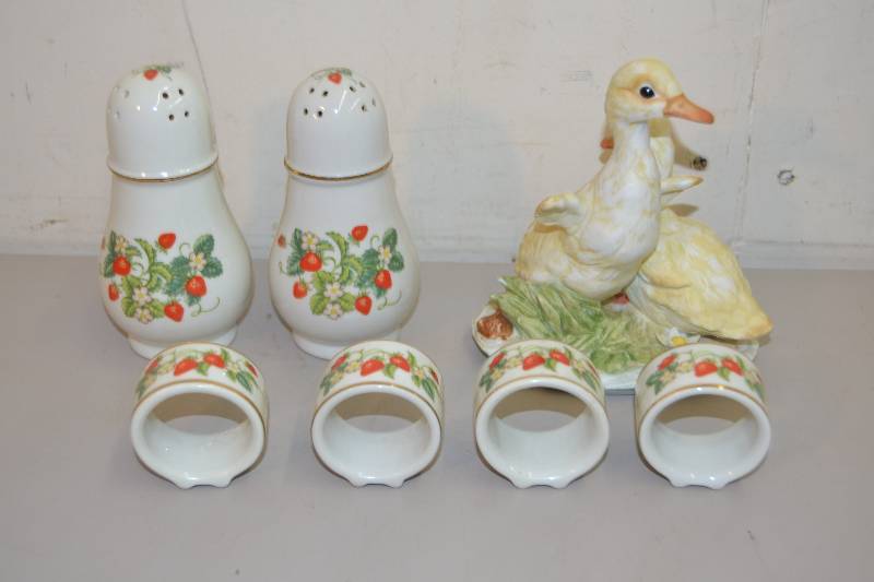lot 19 image: Shakers and Napkin rings