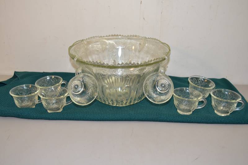 lot 20 image: Punch Bowl Set