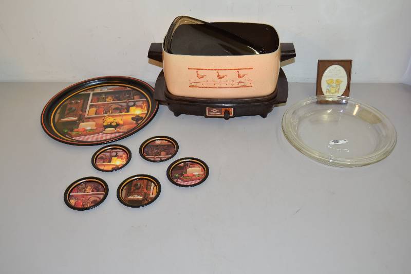 lot 24 image: Slow Cooker, Kitchen Items