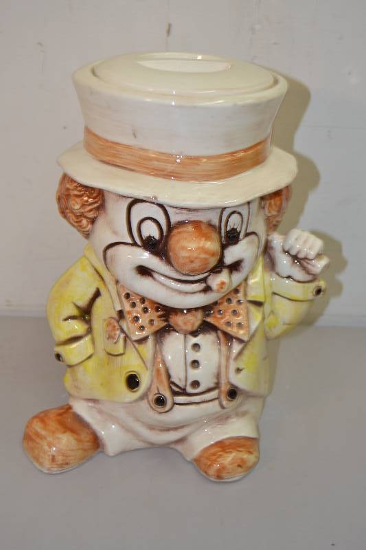 lot 28 image: Clown Cookie Jar