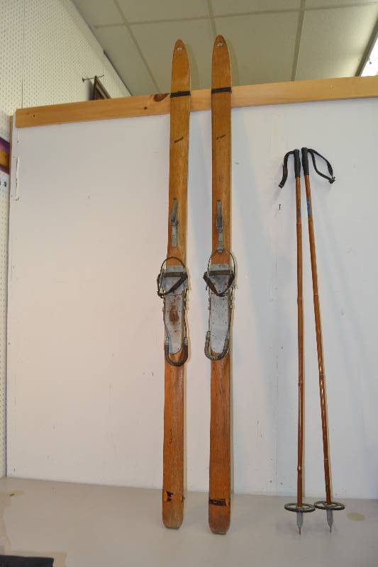 lot 33 image: Vintage Monarch Skis