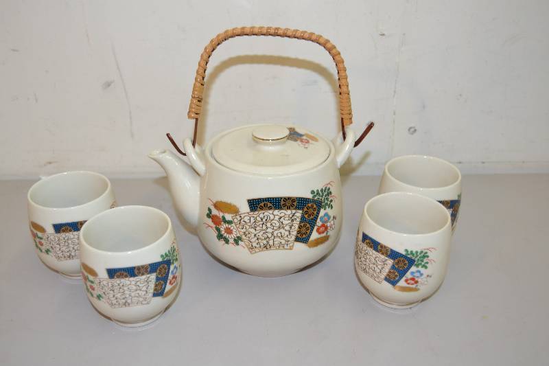 lot 46 image: Tea pot & cups