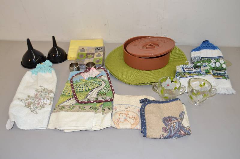 lot 50 image: Kitchen Items