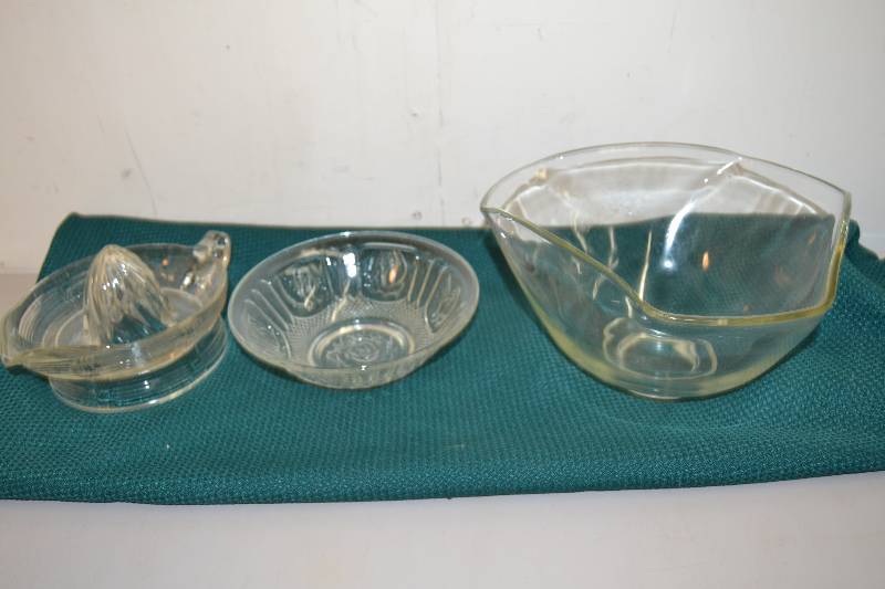 lot 66 image: Glass kitchen items