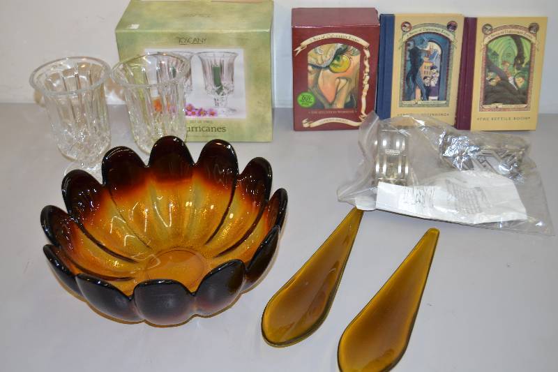 lot 77 image: Home Decor and Books