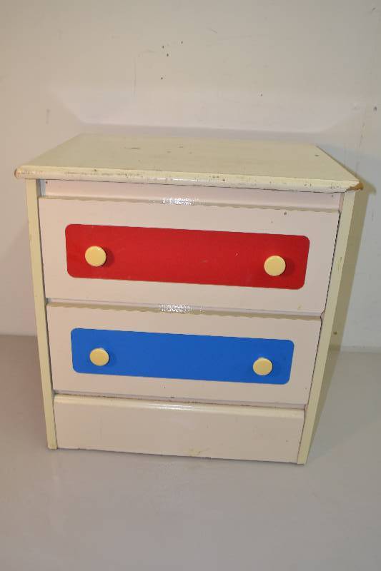 lot 85 image: Small Dresser