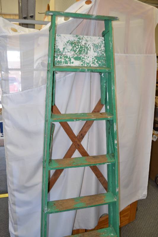 lot 90 image: Wood Ladder