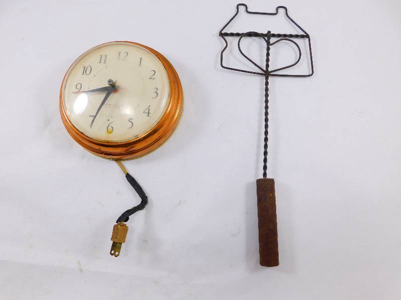 lot 3 image: Vintage Clock and Rug Beater