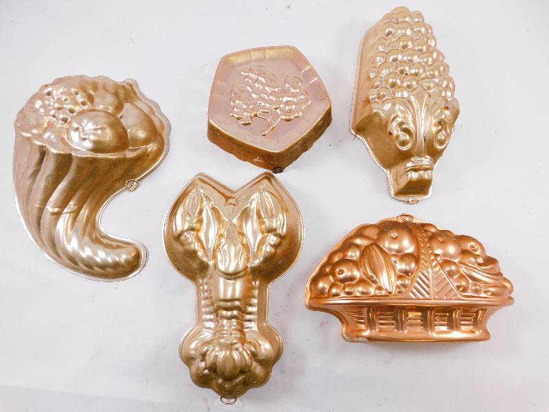 lot 8 image: Vintage Jello Molds