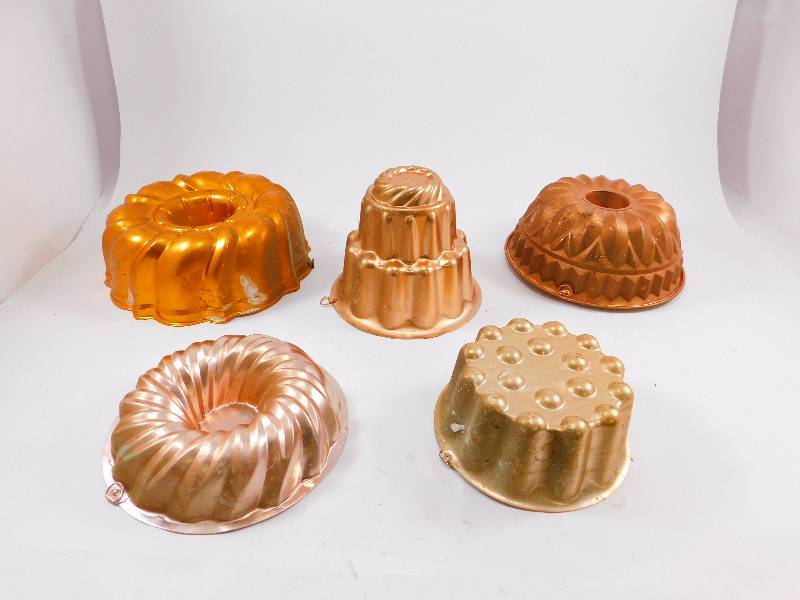 lot 9 image: Vintage Jello Molds
