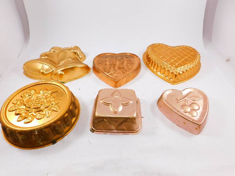 lot 10 image: Vintage Jello Molds