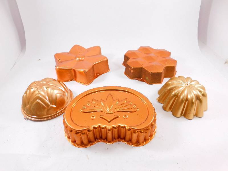 lot 11 image: Vintage Jello Molds