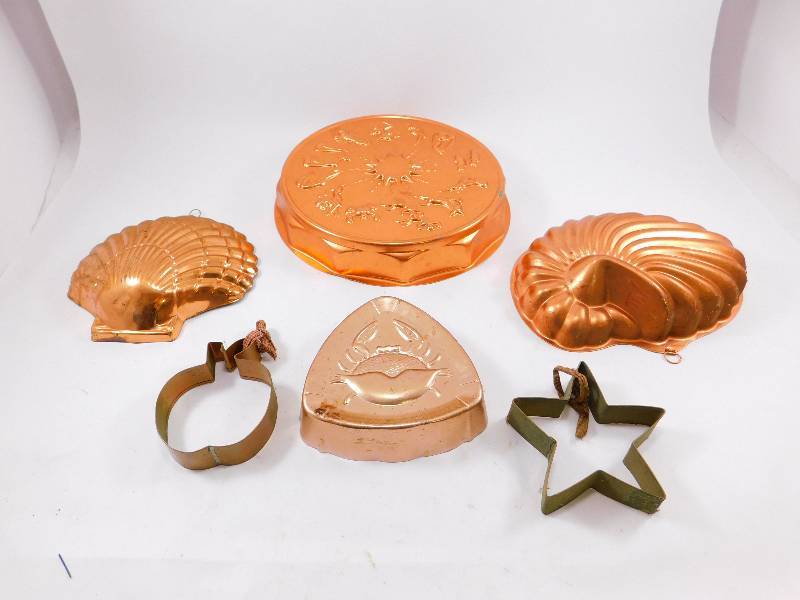 lot 12 image: Vintage Jello Molds