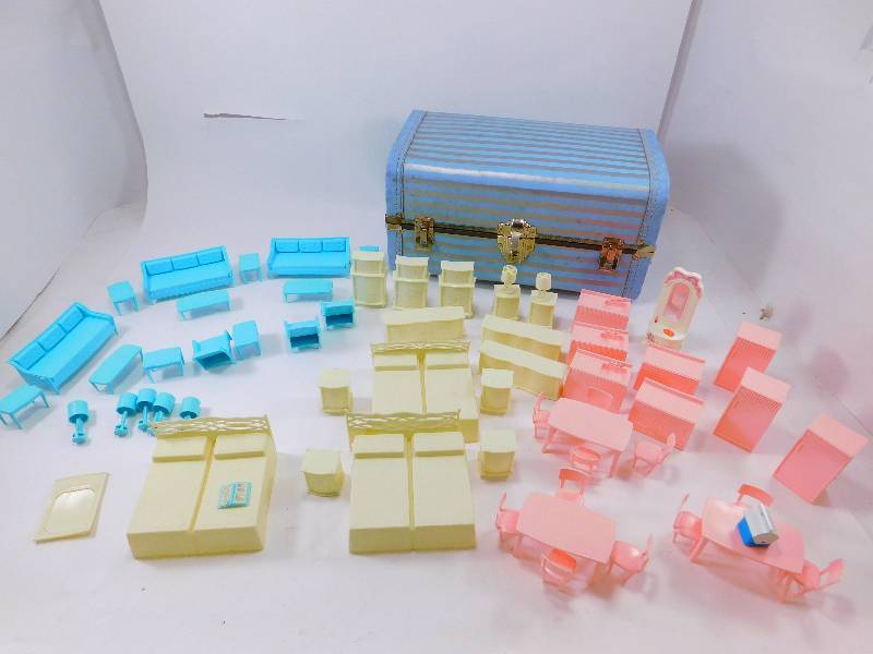 lot 49 image: Lot of Vintage MPC Miniature Dollhouse Furniture